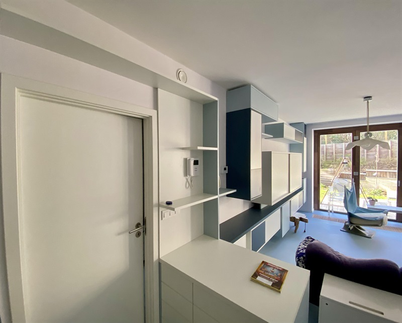 Rangements salon blanc et bleu à Bruxelles | Raison Home - 4