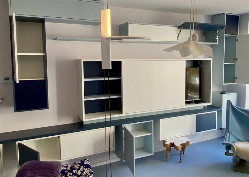 Rangements salon blanc et bleu à Bruxelles | Raison Home - 5