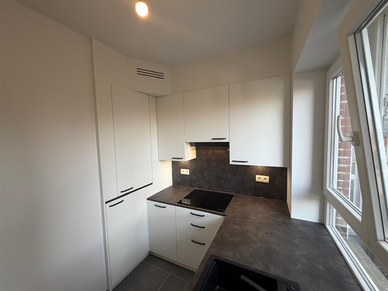 Cuisine fermée de style moderne noir et blanc à Bruxelles | Raison Home - 1