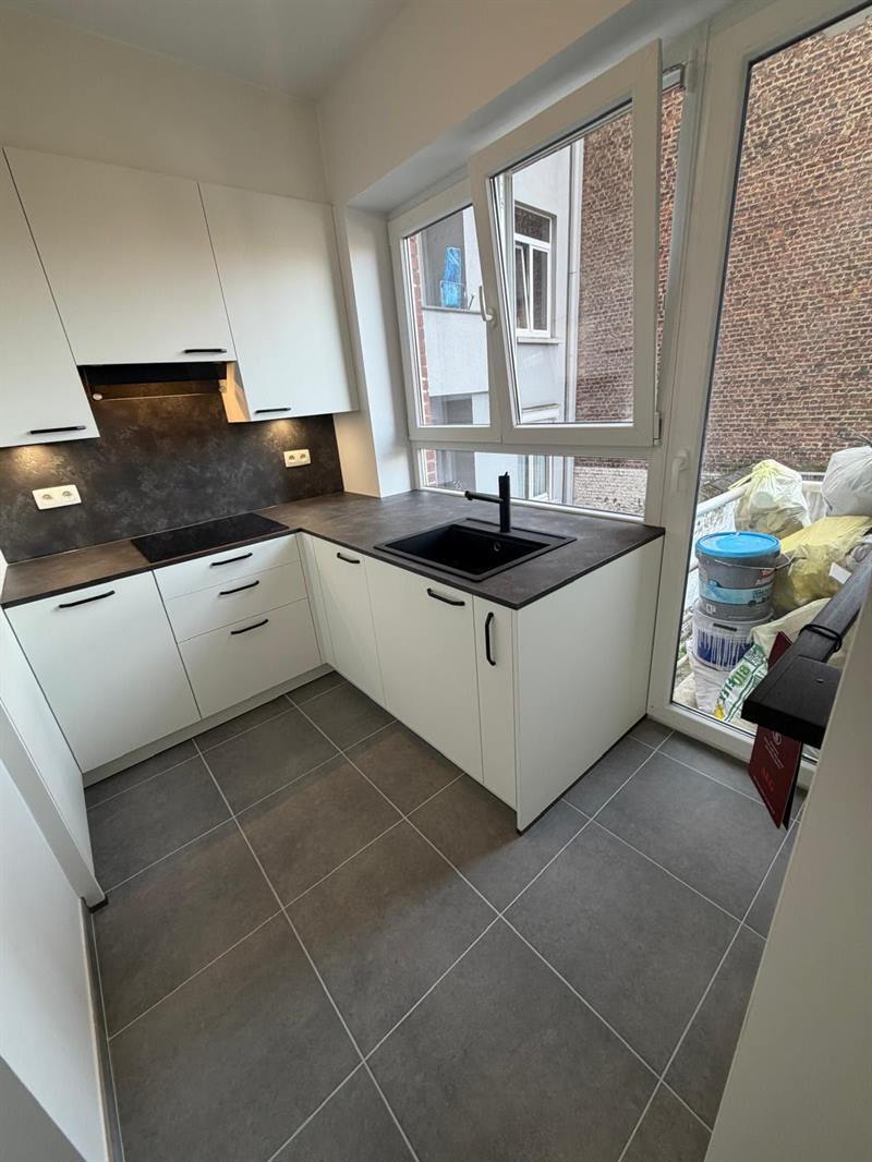 Cuisine fermée de style moderne noir et blanc à Bruxelles | Raison Home - 3