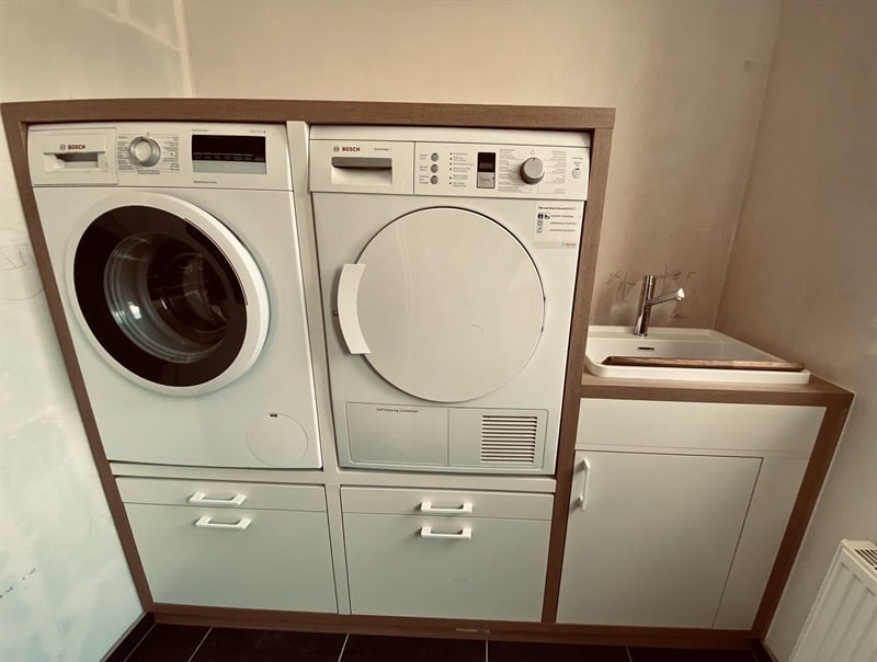Buanderie bois et blanc à Incourt | Raison Home - 1