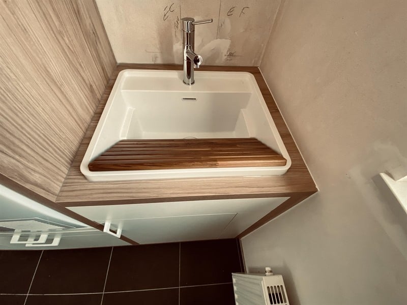 Buanderie bois et blanc à Incourt | Raison Home - 2