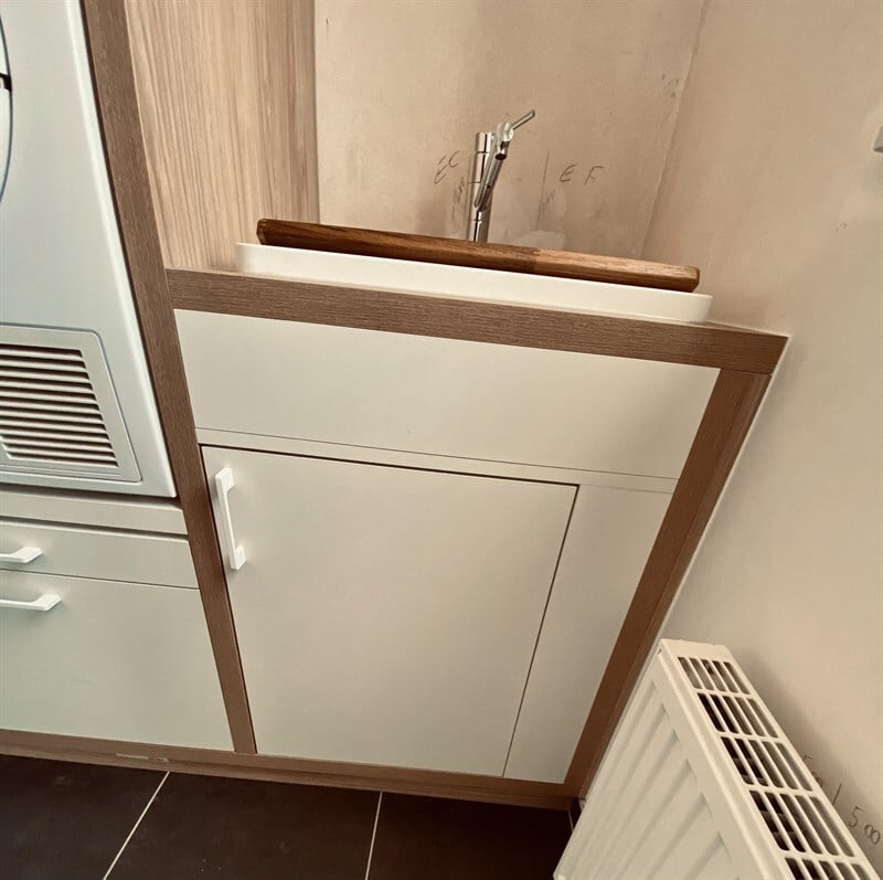 Buanderie bois et blanc à Incourt | Raison Home - 3