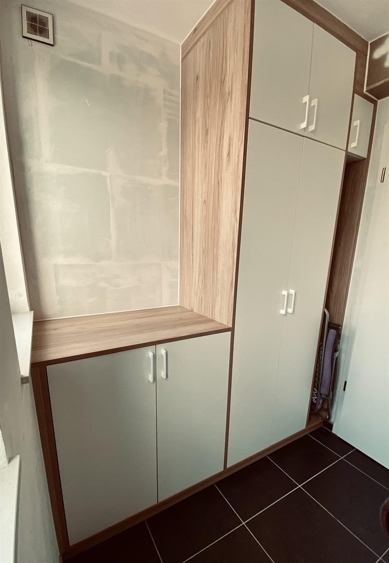 Buanderie bois et blanc à Incourt | Raison Home - 4