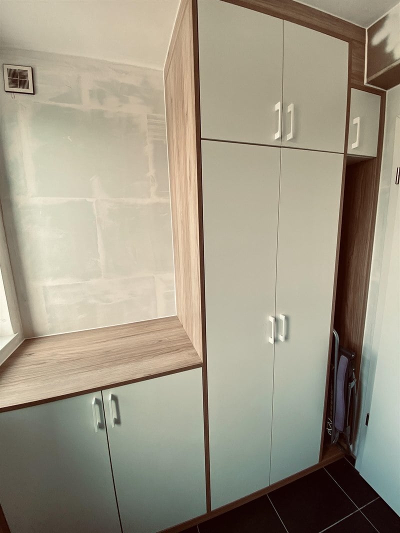 Buanderie bois et blanc à Incourt | Raison Home - 5