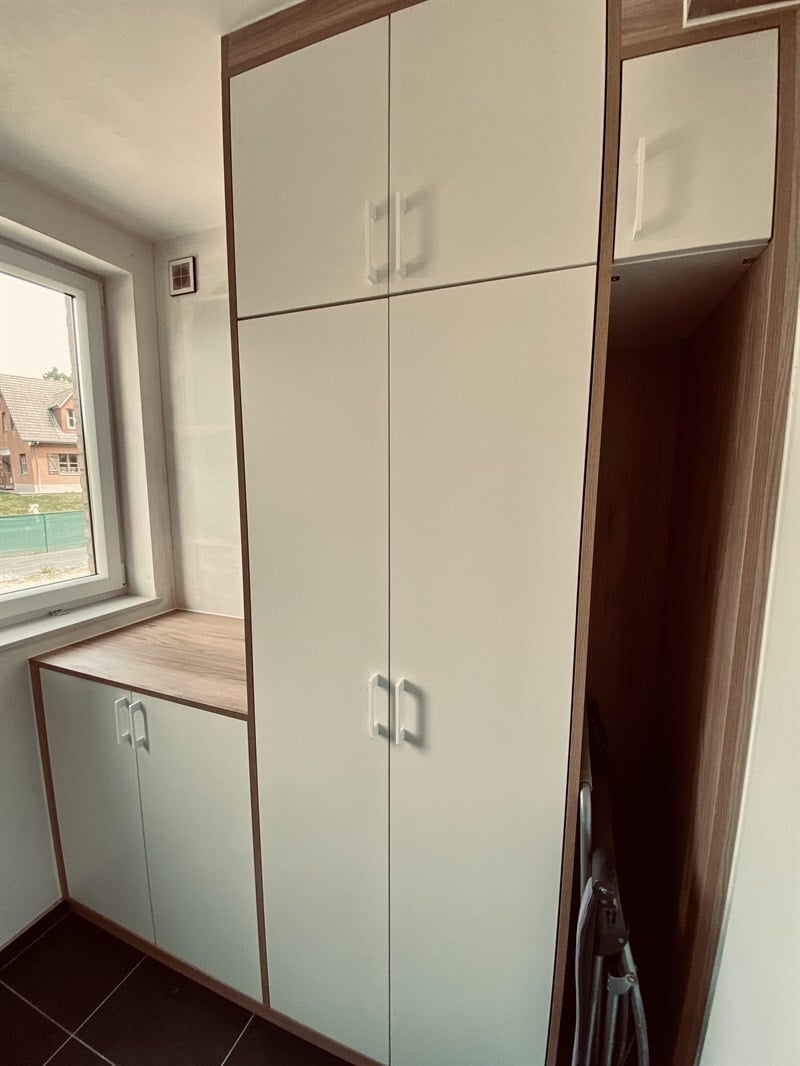 Buanderie bois et blanc à Incourt | Raison Home - 6
