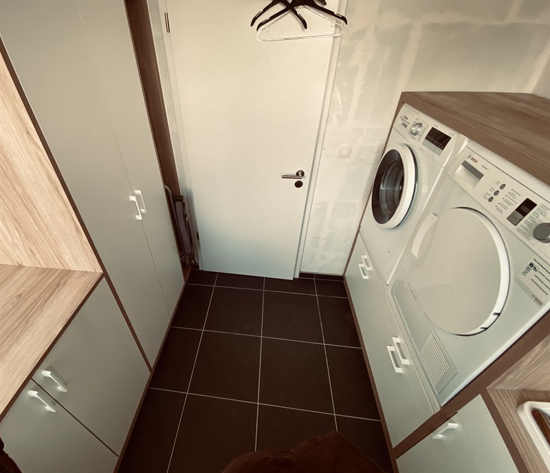 Buanderie bois et blanc à Incourt | Raison Home - 7