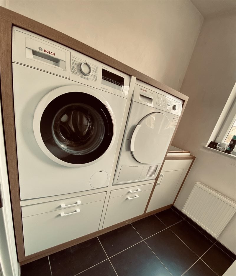 Buanderie bois et blanc à Incourt | Raison Home - 8