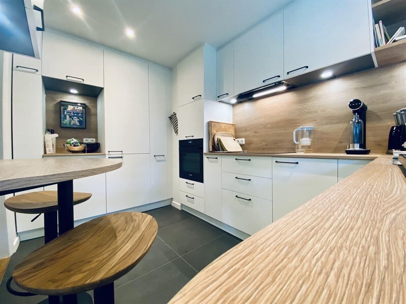 Cuisine fermée de style moderne bois, noir et blanc à Uccle | Raison Home - 1