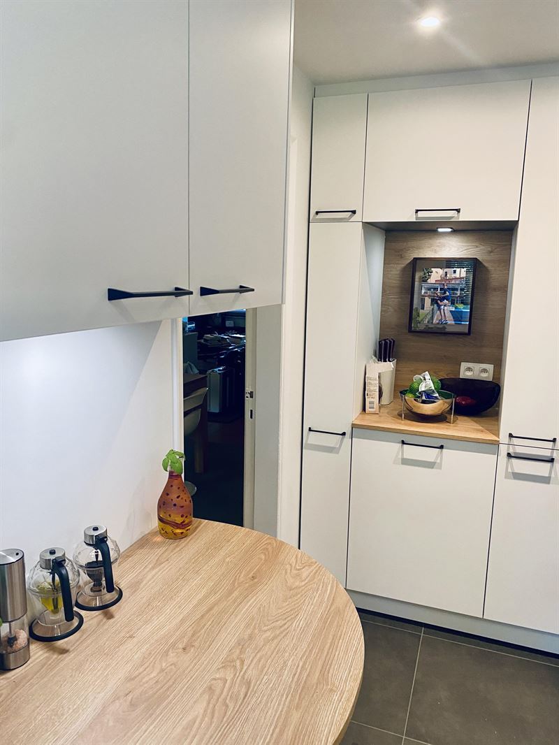 Cuisine fermée de style moderne bois, noir et blanc à Uccle | Raison Home - 2