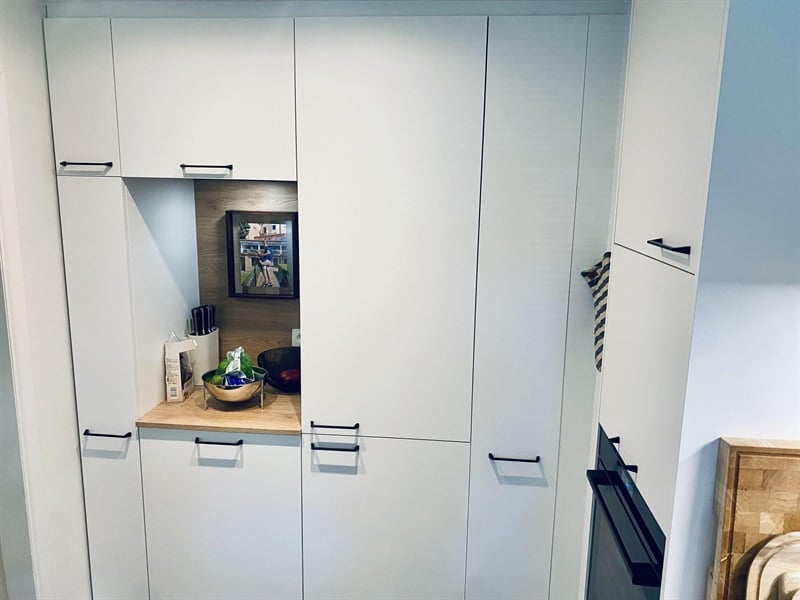 Cuisine fermée de style moderne bois, noir et blanc à Uccle | Raison Home - 3