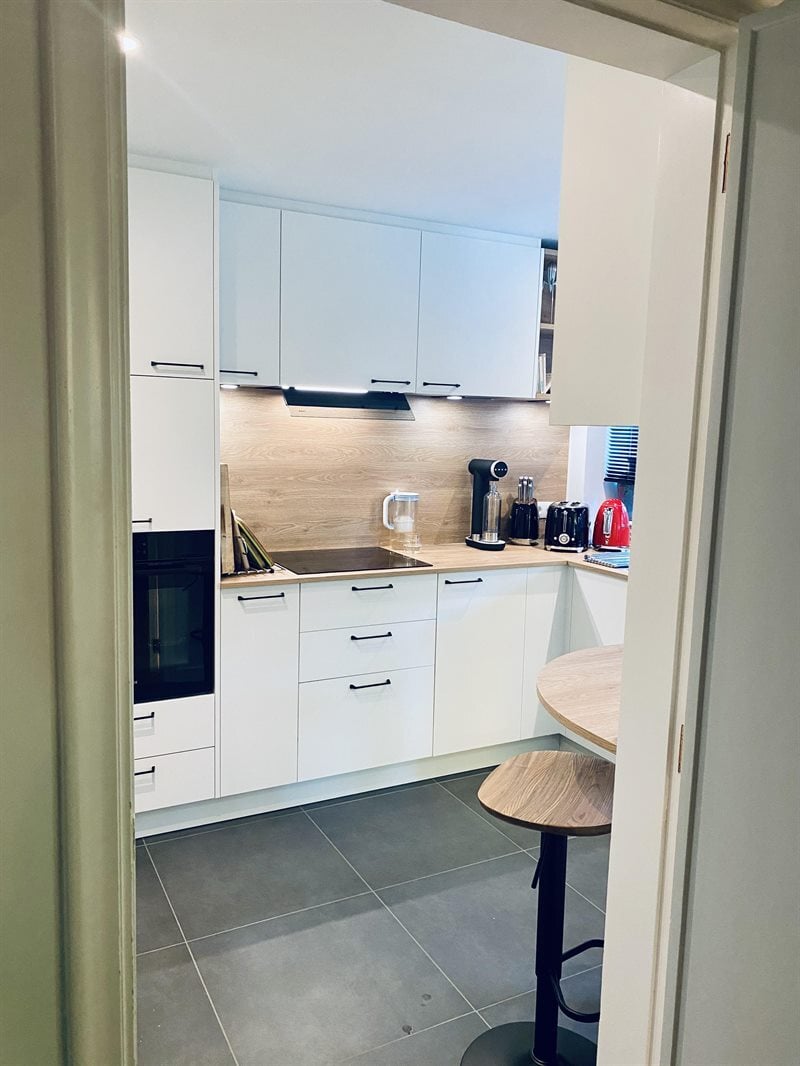 Cuisine fermée de style moderne bois, noir et blanc à Uccle | Raison Home - 4