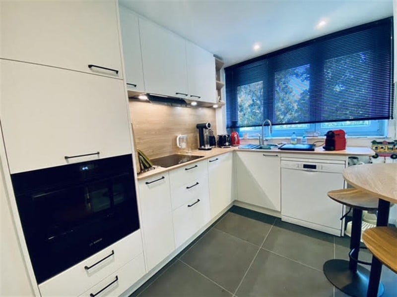 Cuisine fermée de style moderne bois, noir et blanc à Uccle | Raison Home - 6