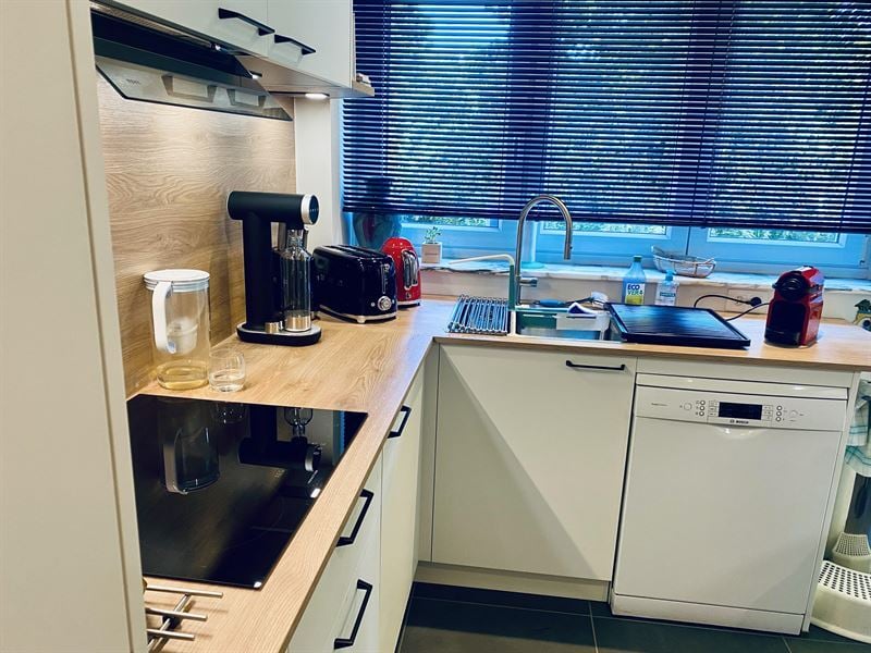 Cuisine fermée de style moderne bois, noir et blanc à Uccle | Raison Home - 7