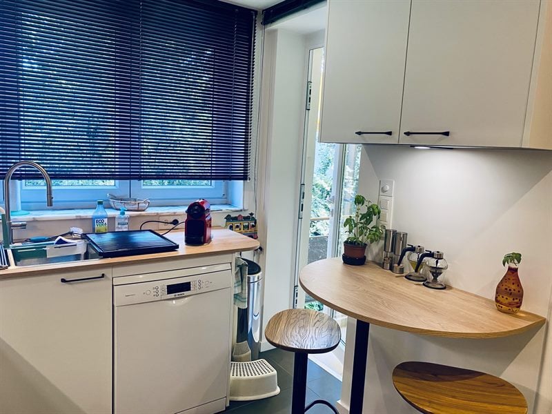 Cuisine fermée de style moderne bois, noir et blanc à Uccle | Raison Home - 8