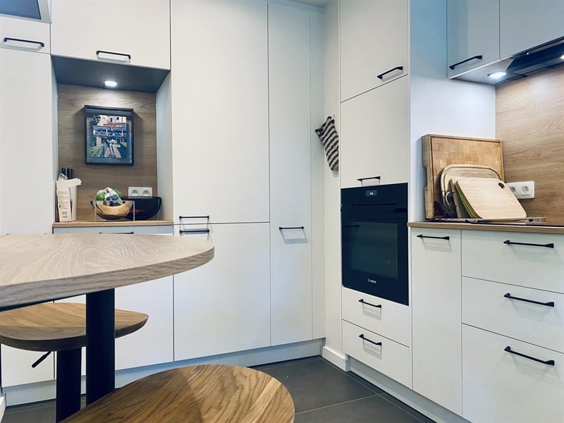Cuisine fermée de style moderne bois, noir et blanc à Uccle | Raison Home - 9