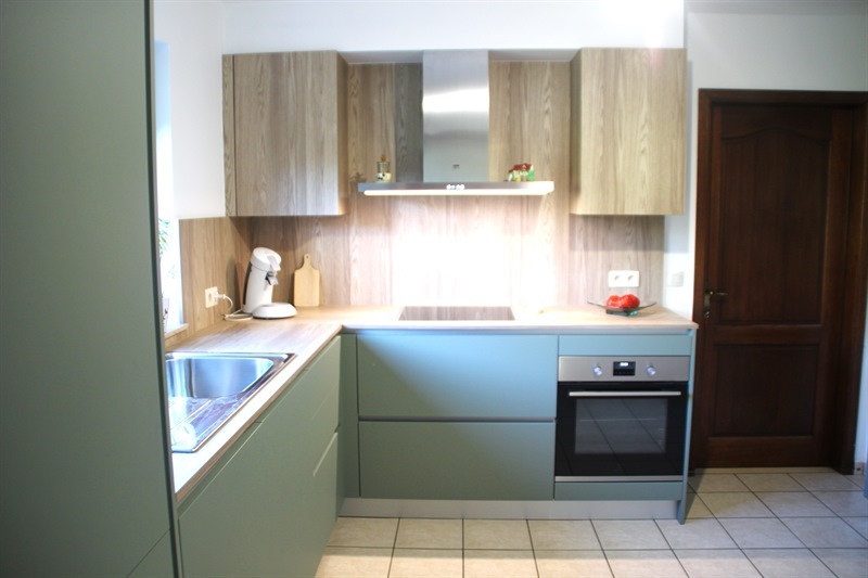 Cuisine moderne bois et vert à Hannut | Raison Home - 1
