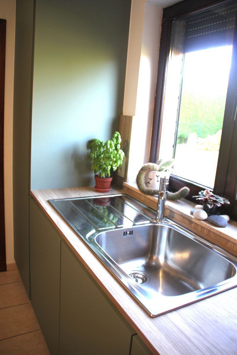 Cuisine moderne bois et vert à Hannut | Raison Home - 2