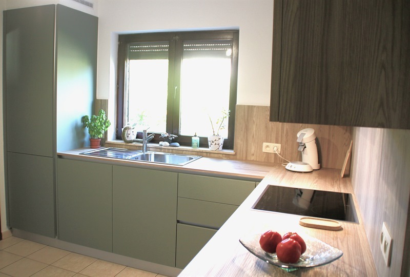 Cuisine moderne bois et vert à Hannut | Raison Home - 3
