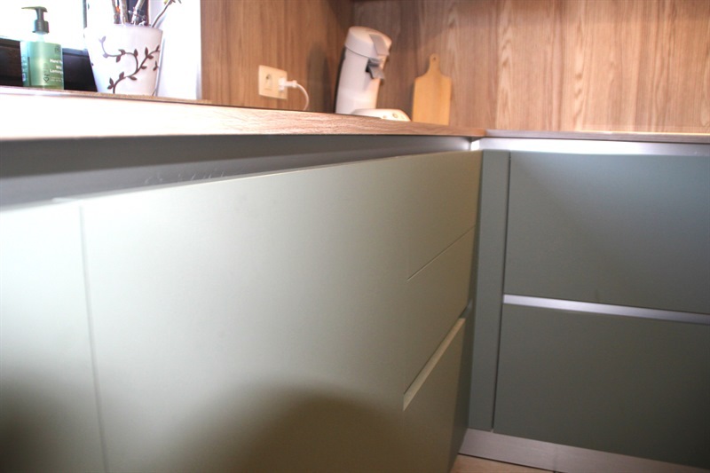 Cuisine moderne bois et vert à Hannut | Raison Home - 6