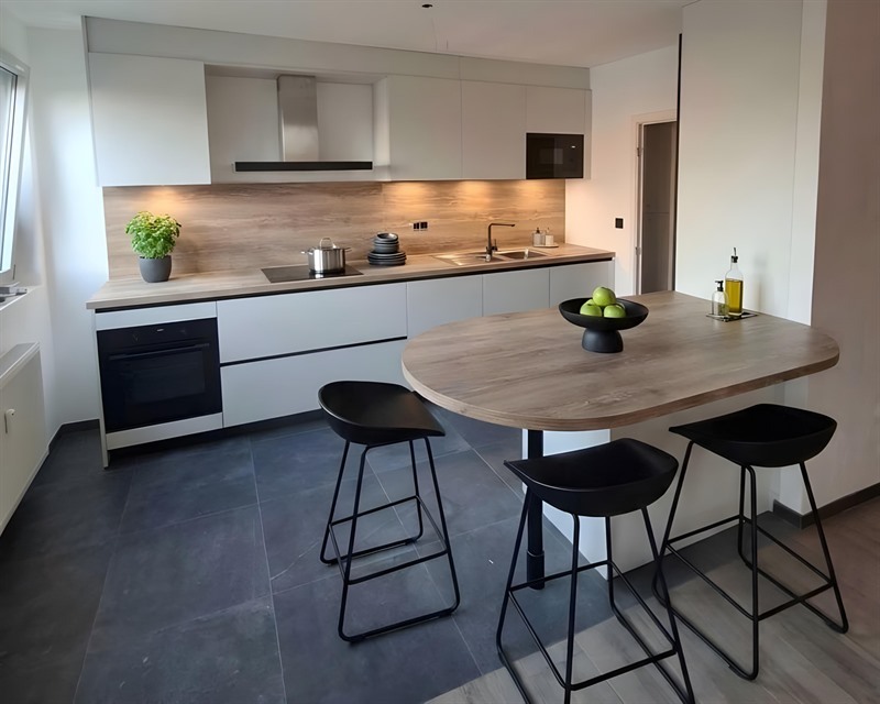 Cuisine ouverte de style moderne bois et blanc à Ans | Raison Home - 1