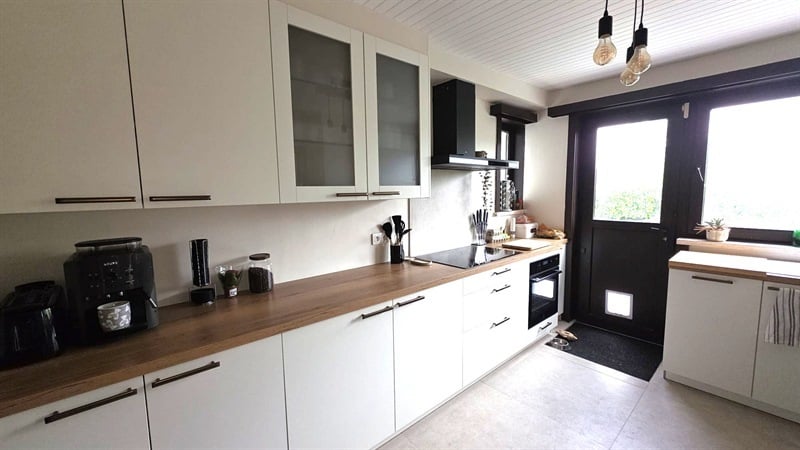 Cuisine fermée de style moderne bois et blanc à Perwez | Raison Home - 1