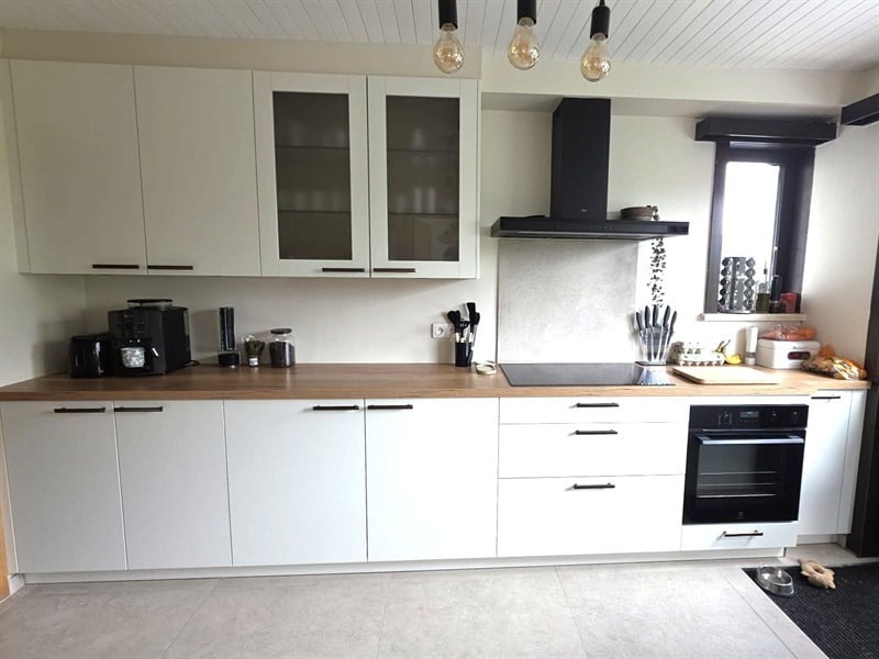 Cuisine fermée de style moderne bois et blanc à Perwez | Raison Home - 2