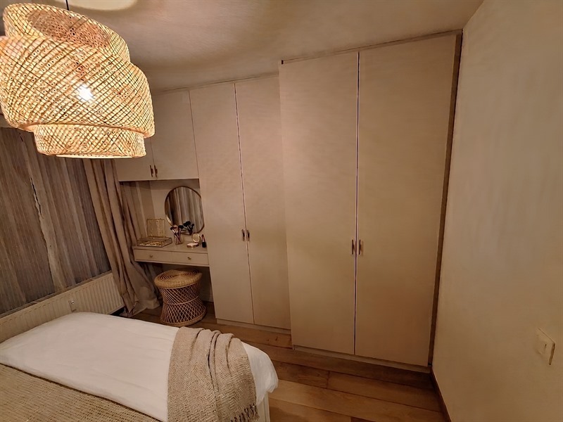 Chambre fermée de style nature beige à Cointes | Raison Home - 1