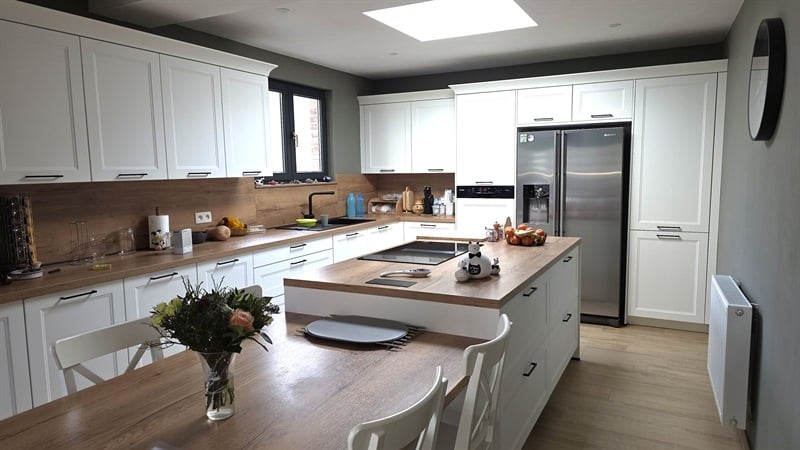 Cuisine ouverte de style campagne bois et blanc à Hélécine | Raison Home - 1