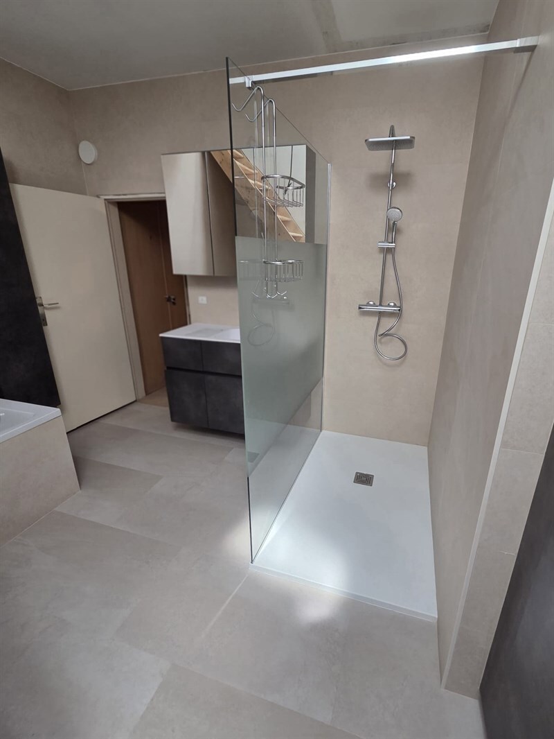 Salle de bains fermée de style moderne marron à Hélécine | Raison Home - 1