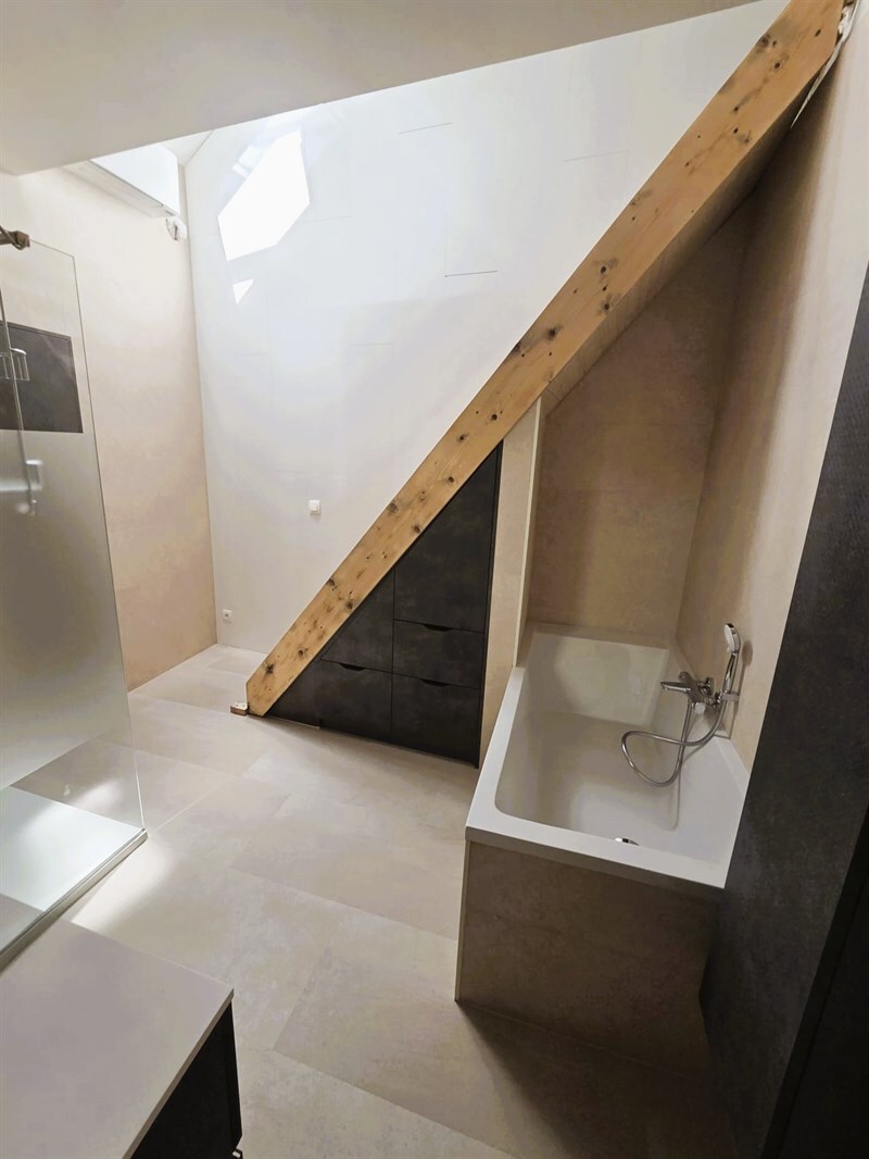 Salle de bains fermée de style moderne marron à Hélécine | Raison Home - 2