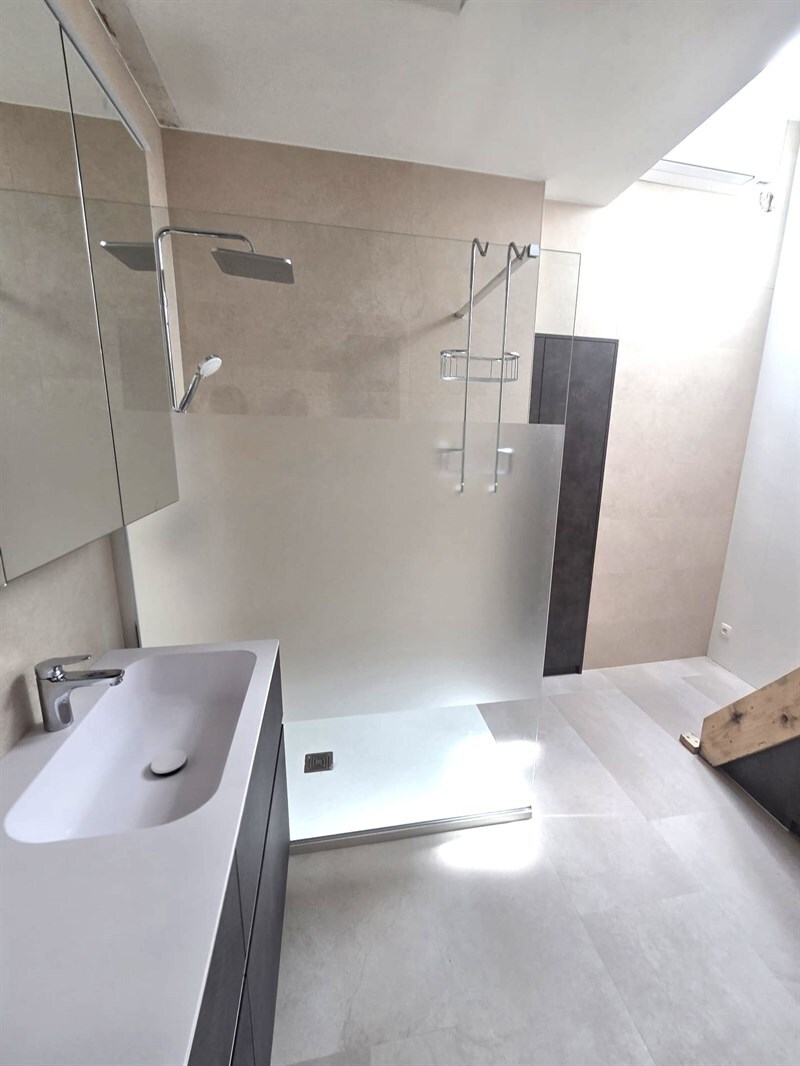 Salle de bains fermée de style moderne marron à Hélécine | Raison Home - 3
