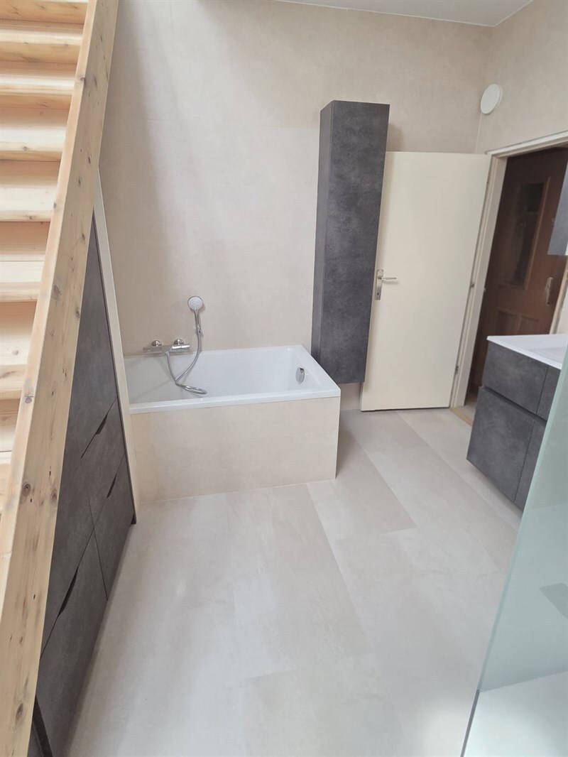 Salle de bains fermée de style moderne marron à Hélécine | Raison Home - 4