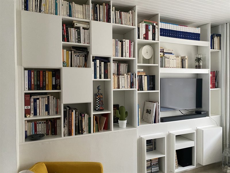 Bibliothèque blanche moderne à Mons | Raison Home - 1