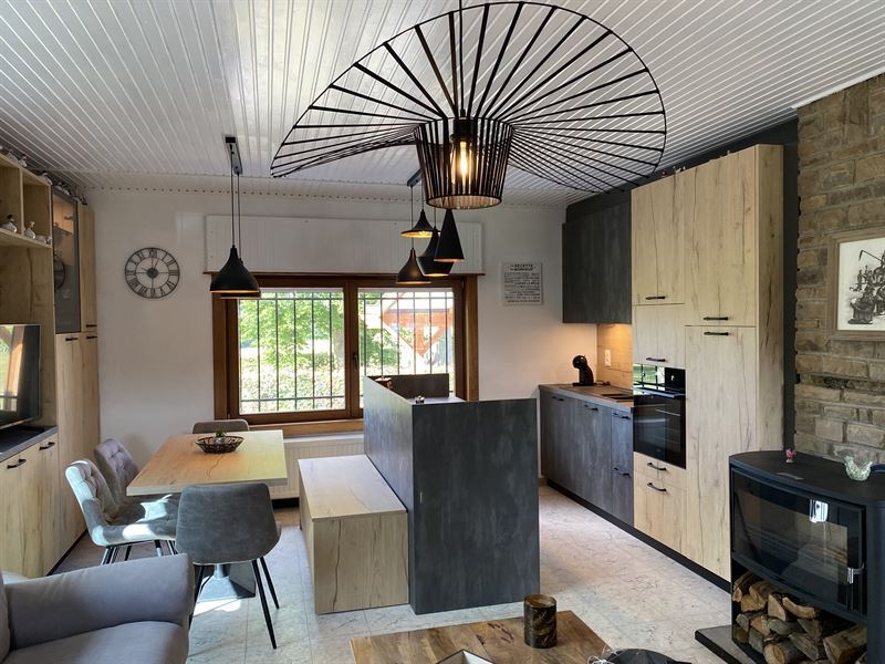 Cuisine ouverte de style industriel bois et gris à Harveng | Raison Home - 1