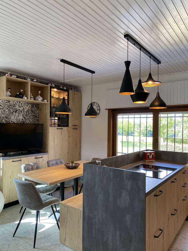 Cuisine ouverte de style industriel bois et gris à Harveng | Raison Home - 2