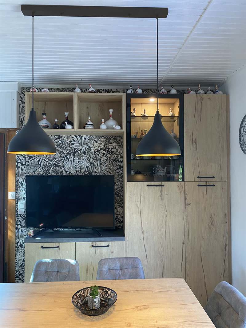 Cuisine ouverte de style industriel bois et gris à Harveng | Raison Home - 4