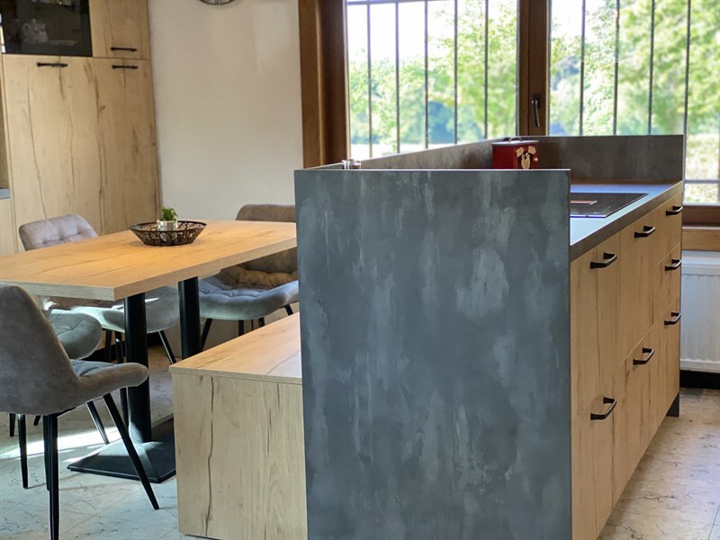 Cuisine ouverte de style industriel bois et gris à Harveng | Raison Home - 5