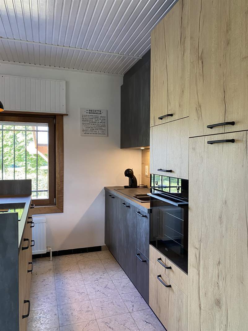 Cuisine ouverte de style industriel bois et gris à Harveng | Raison Home - 6