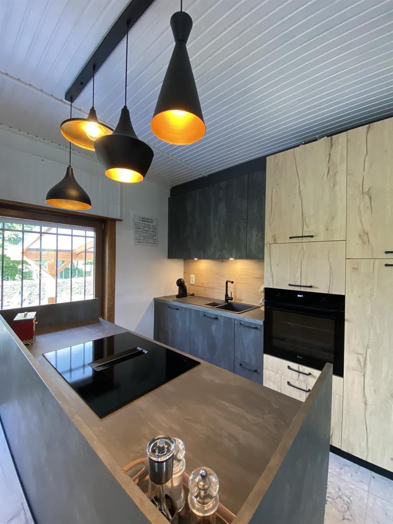 Cuisine ouverte de style industriel bois et gris à Harveng | Raison Home - 7