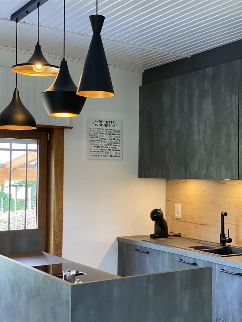 Cuisine ouverte de style industriel bois et gris à Harveng | Raison Home - 8