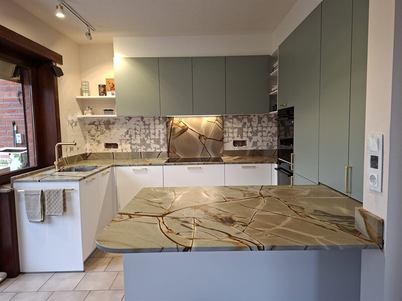 Cuisine ouverte de style nature blanc et vert à Pommeroeul | Raison Home - 1