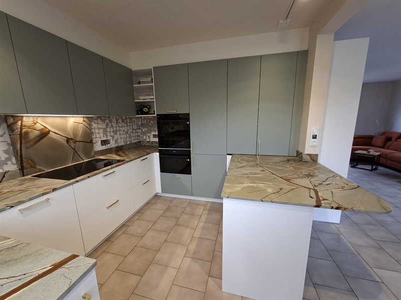 Cuisine ouverte de style nature blanc et vert à Pommeroeul | Raison Home - 2