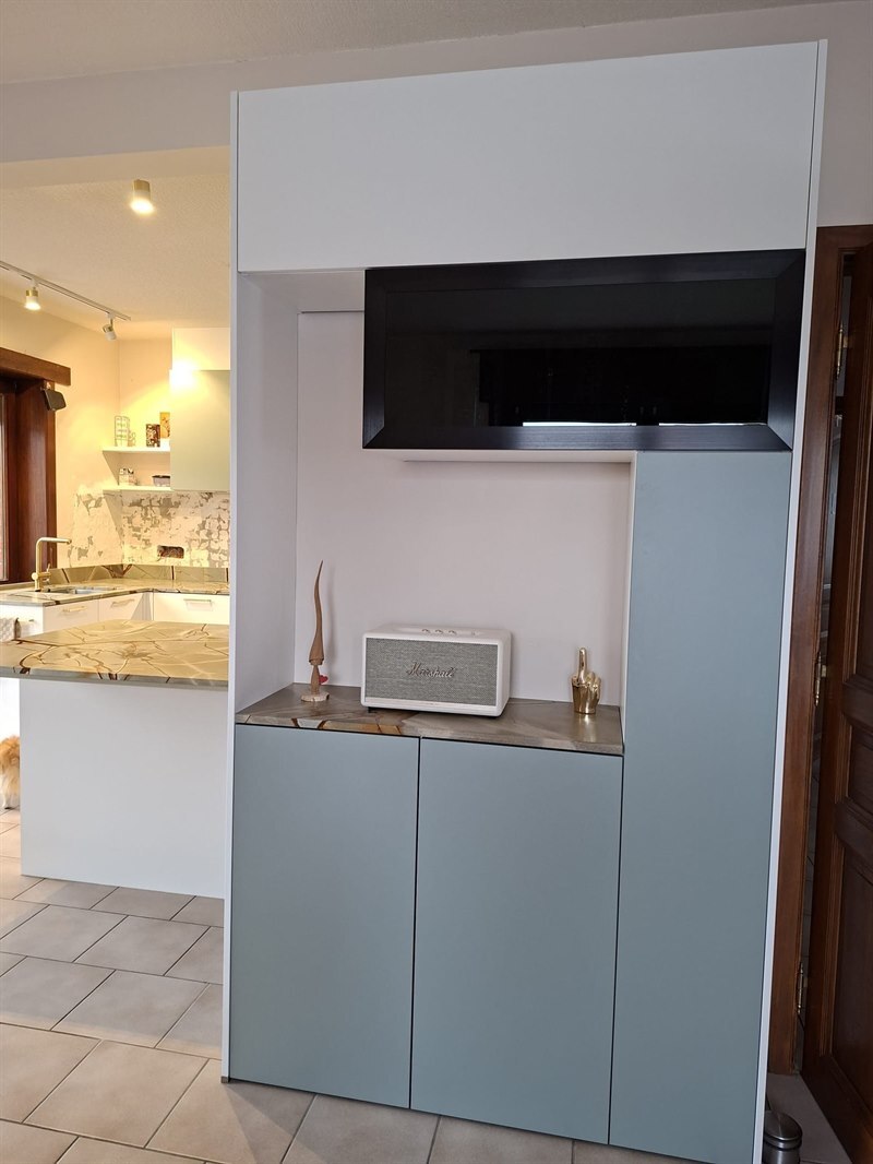 Cuisine ouverte de style nature blanc et vert à Pommeroeul | Raison Home - 3