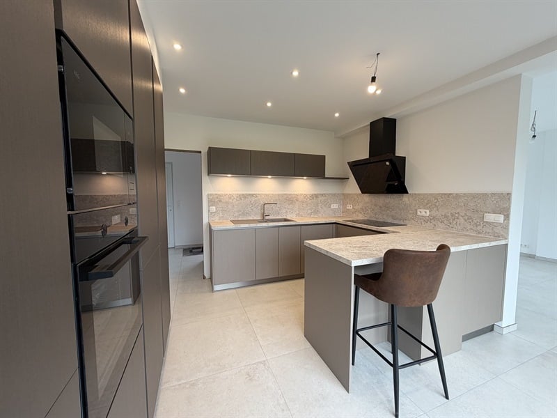 Cuisine fermée de style moderne beige et gris à Petit Enghien | Raison Home - 1