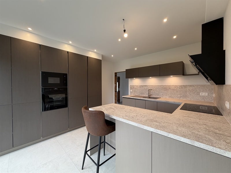 Cuisine fermée de style moderne beige et gris à Petit Enghien | Raison Home - 2