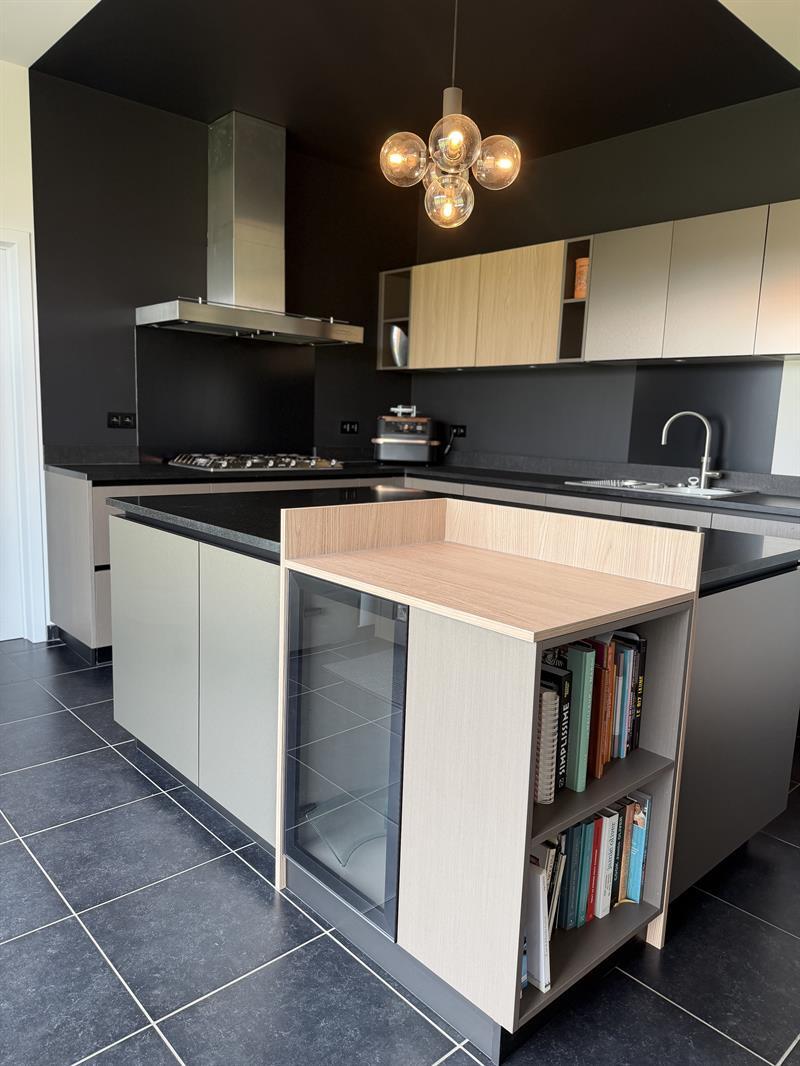 Cuisine de style moderne bois, noir et beige | Raison Home - 1