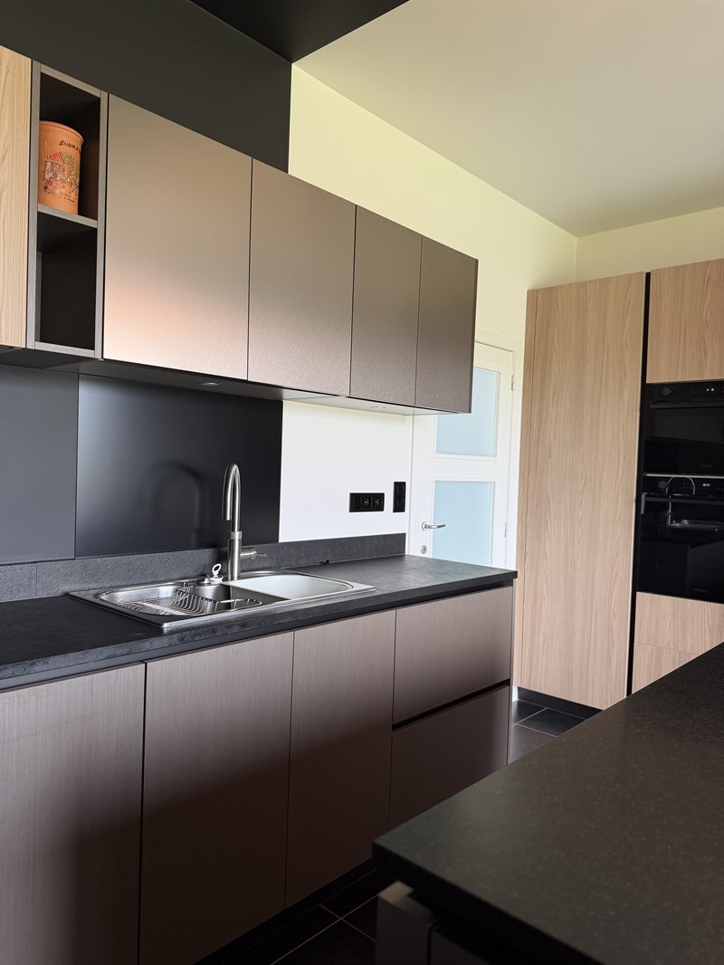Cuisine de style moderne bois, noir et beige | Raison Home - 2