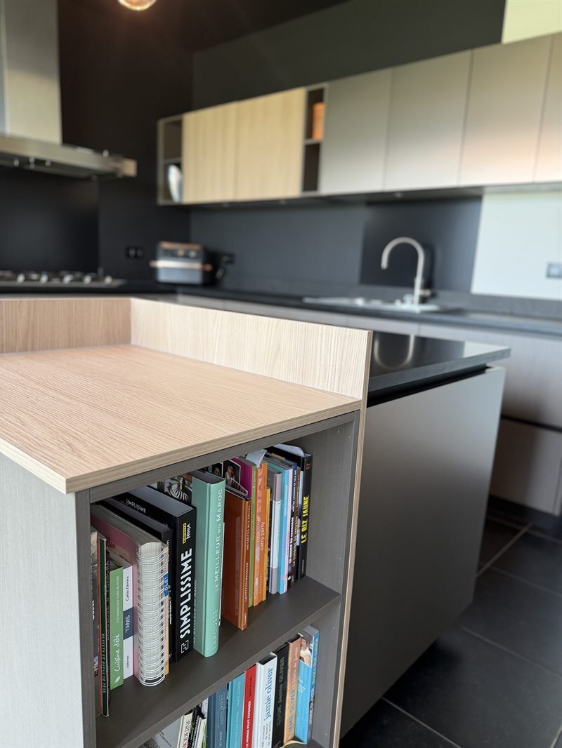 Cuisine de style moderne bois, noir et beige | Raison Home - 3