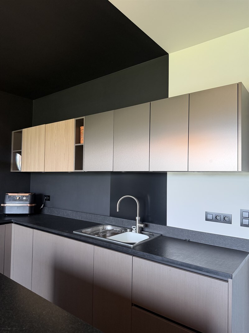 Cuisine de style moderne bois, noir et beige | Raison Home - 4